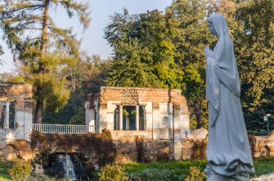 Статуя на фоні "Руїн" у дендропарку "Олександрія"